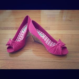 American Eagle size 7 peephole wedges